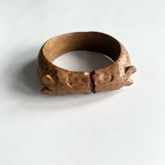 Hand Carvedβ Wooden Bangle Bracelet Kissing Cheetahs African Safari Boho Artsy - Picture 8 of 9